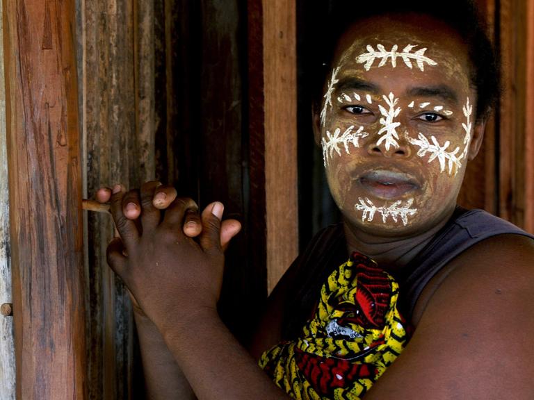 Eine Madagassin mit traditioneller Gesichtsbemalung