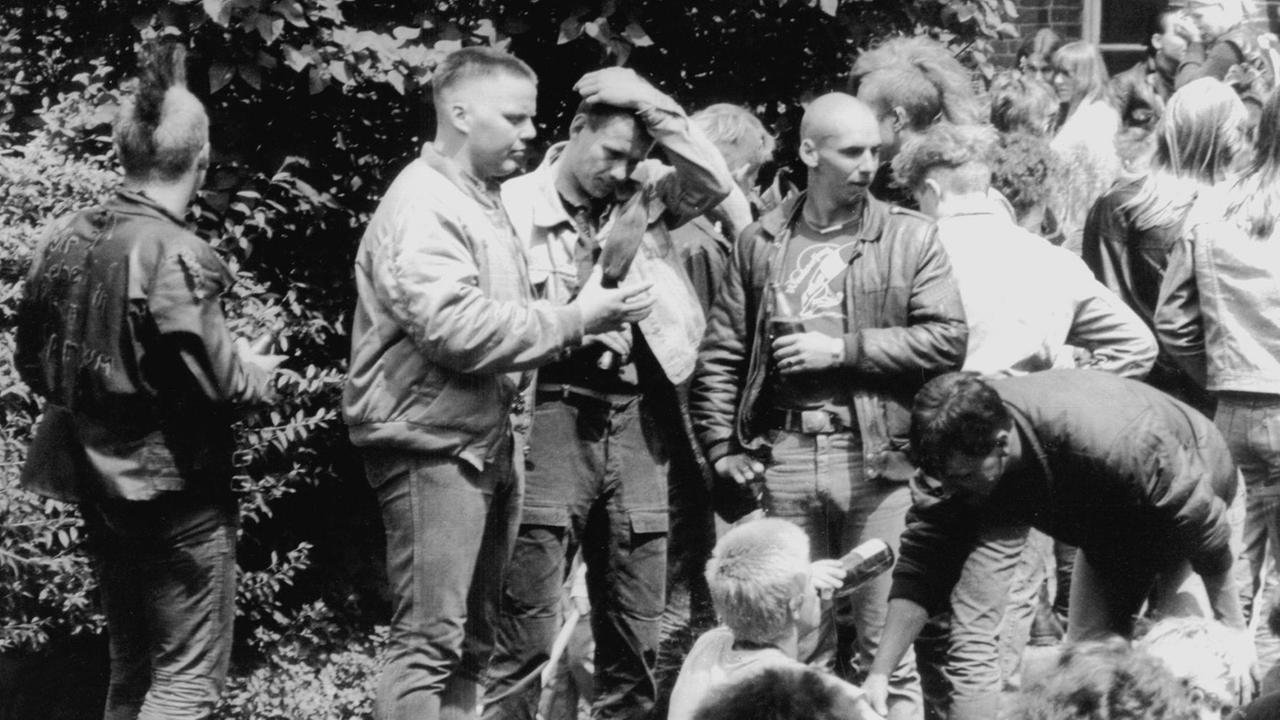 Skinheads, "Faschos" und Punker in Ost-Berlin, aufgenommen am 25. Juli 1989. Skinheads, "Faschos" und Punker in Ost-Berlin, aufgenommen am 25. Juli 1989.