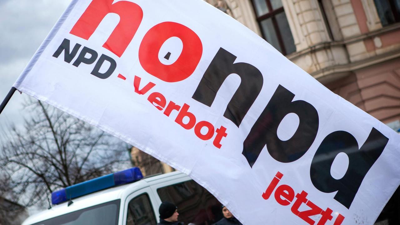 Das letzte NPD-Verbotsverfahren war an formalen Fehlern gescheitert. Das letzte NPD-Verbotsverfahren war an formalen Fehlern gescheitert.
