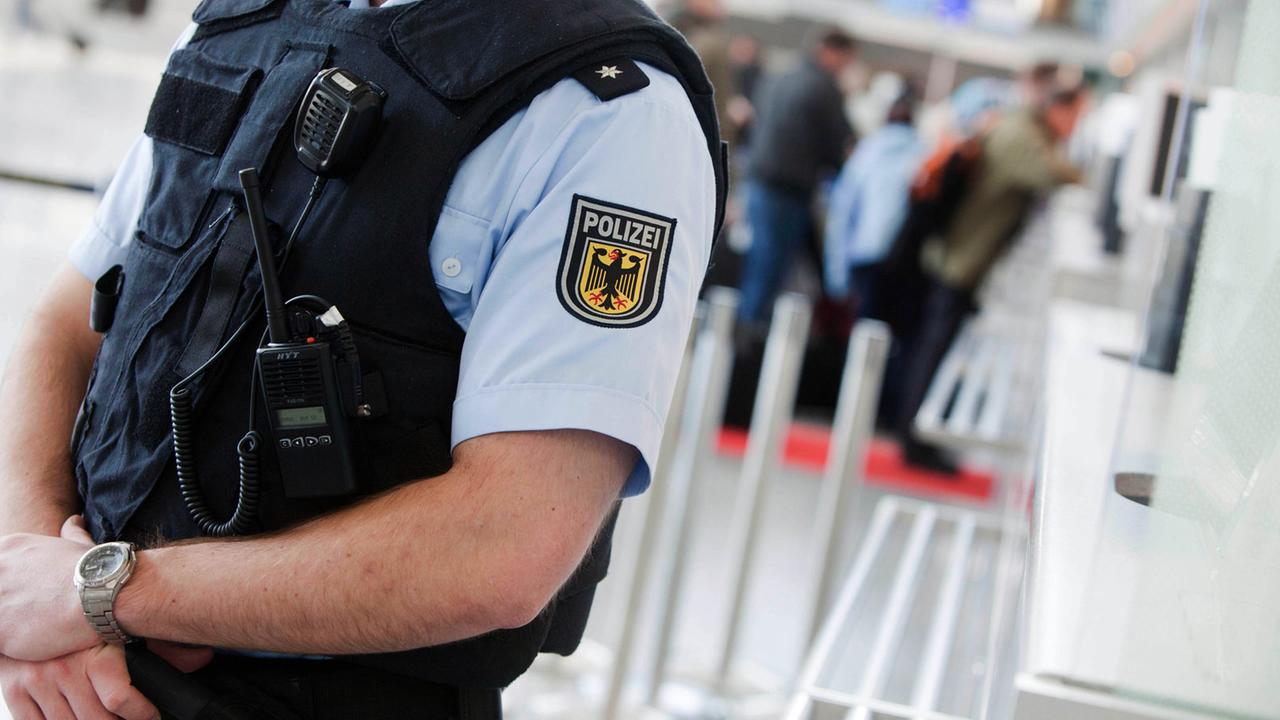 Polizist am Frankfurter Flughafen Polizist am Frankfurter Flughafen