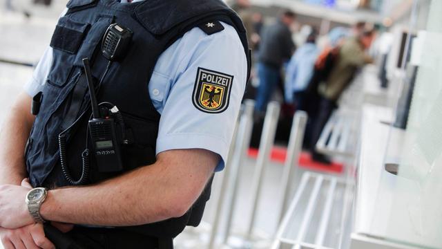 Polizist am Frankfurter Flughafen