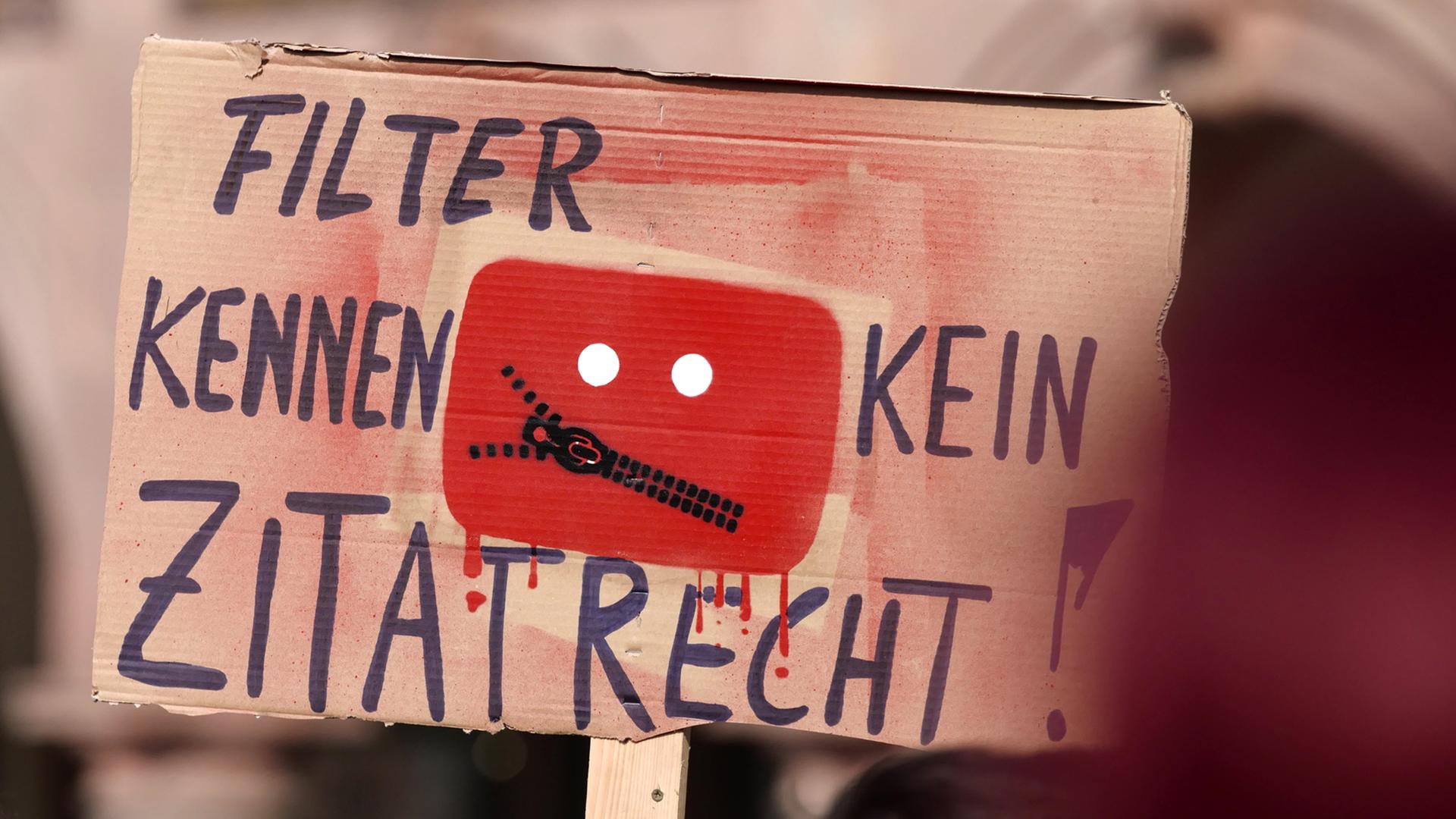 Schild mit der Aufschrift "Filter kennen kein Zitatrecht" auf der Demonstration "Save the Internet" gegen Uploadfilter am 23. März in Leipzig. Schild mit der Aufschrift "Filter kennen kein Zitatrecht" auf der Demonstration "Save the Internet" gegen Uploadfilter am 23. März in Leipzig.