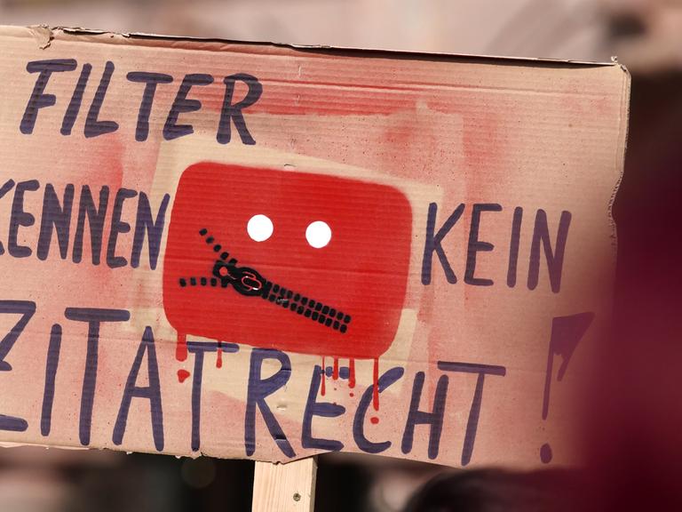 Schild mit der Aufschrift "Filter kennen kein Zitatrecht" auf der Demonstration "Save the Internet" gegen Uploadfilter am 23. März in Leipzig.