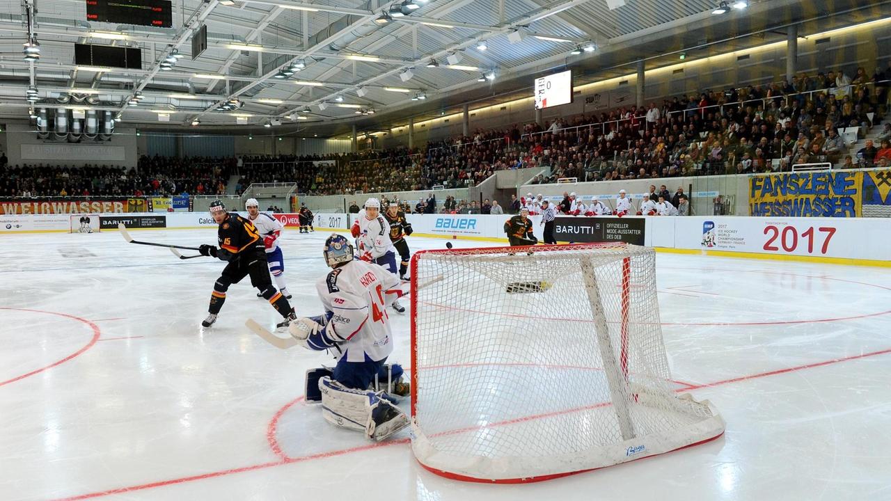 Die Eisarena in Weißwasser im Jahr 2014 bei einem Eishockey-Länderspiel der Männer Deutschland gegen Frankreich