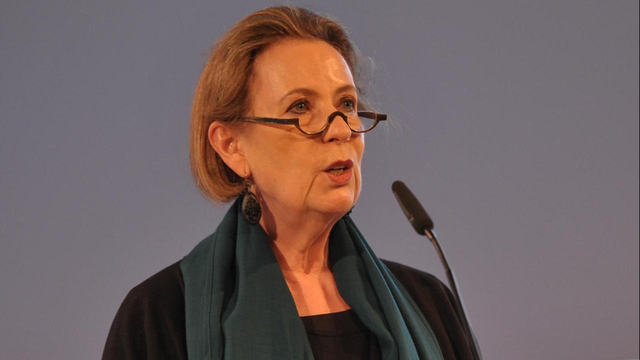 Christina Weiss, Kulturstaatsministerin a.D., an einem Pult stehend Christina Weiss, Kulturstaatsministerin a.D., an einem Pult stehend