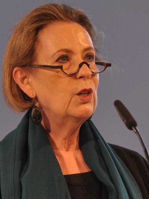 Christina Weiss, Kulturstaatsministerin a.D., an einem Pult stehend
