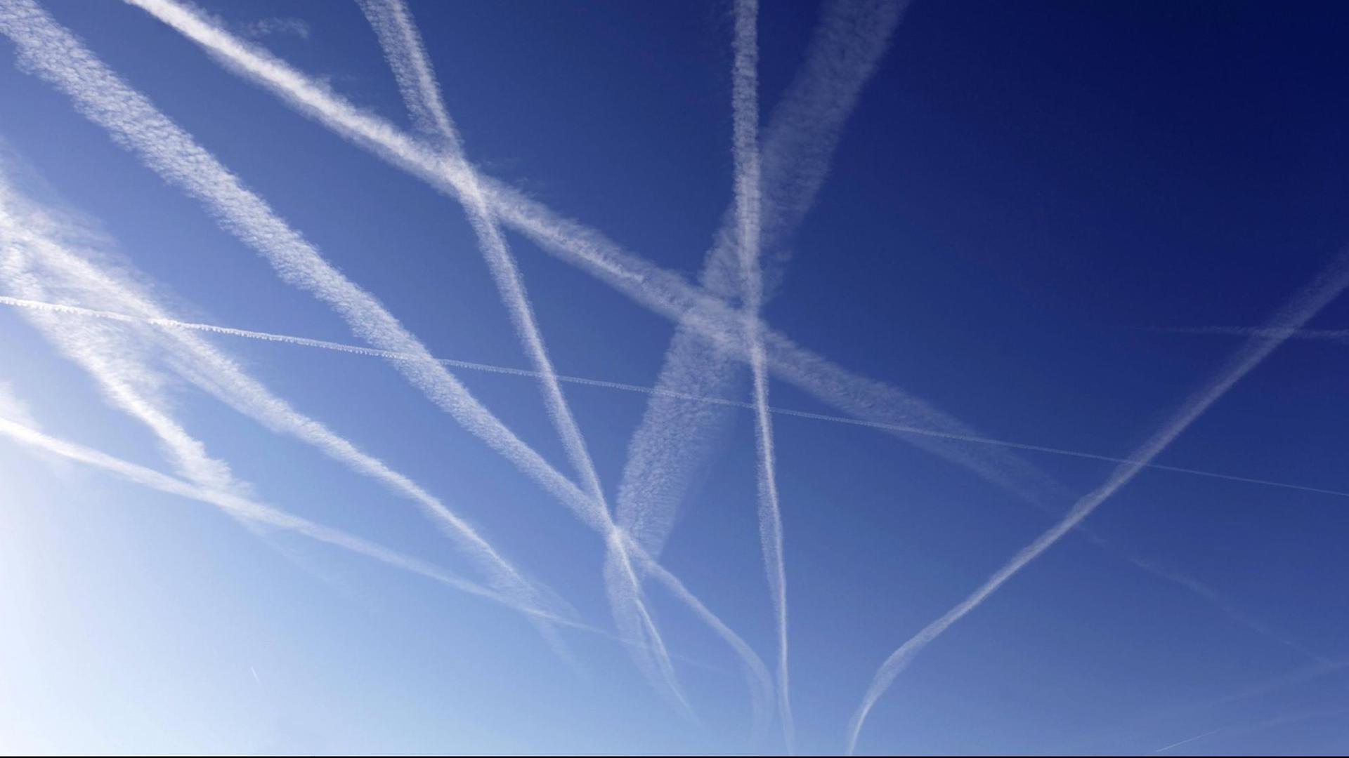 Kondensstreifen am Himmel über Stuttgart. Kondensstreifen am Himmel über Stuttgart.