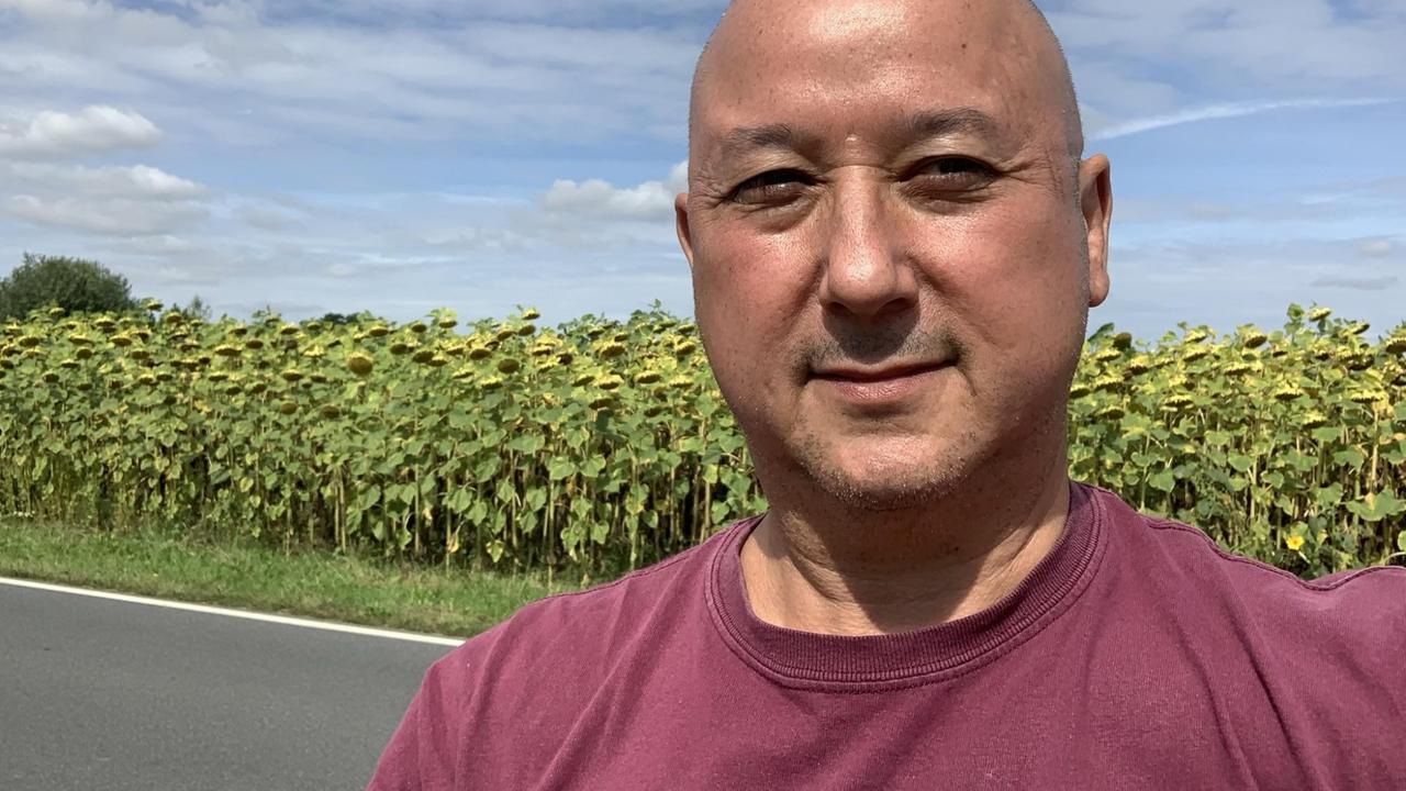 Danilo Starosta steht vor einem Sonnenblumenfeld und schaut freundlich in die Kamera
Danilo Starosta steht vor einem Sonnenblumenfeld und schaut freundlich in die Kamera