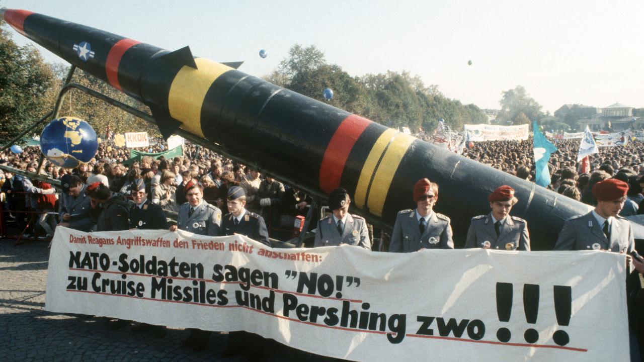 Trotz Verbots nehmen Soldaten der Bundeswehr in Uniform am 22.10. 1983 an einer Großkundgebung im Bonner Hofgarten teil und demonstrieren mit einem Transparent und einer Pershing-II-Attrappe gegen die NATO-Hochrüstung. Trotz Verbots nehmen Soldaten der Bundeswehr in Uniform am 22.10. 1983 an einer Großkundgebung im Bonner Hofgarten teil und demonstrieren mit einem Transparent und einer Pershing-II-Attrappe gegen die NATO-Hochrüstung.
