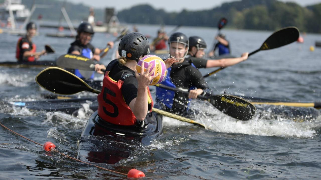 Kanupolo-Spielerin Jennifer Niß vom ACC Hamburg am Ball gegen Elena Gilles (SKG Hanau) bei den deutschen Meisterschaften im Kanupolo 2016. Kanupolo-Spielerin Jennifer Niß vom ACC Hamburg am Ball gegen Elena Gilles (SKG Hanau) bei den deutschen Meisterschaften im Kanupolo 2016.