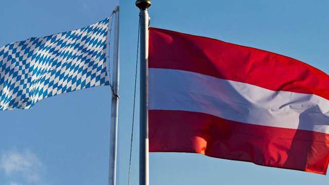 Bayerisch-österreichische Flaggen.