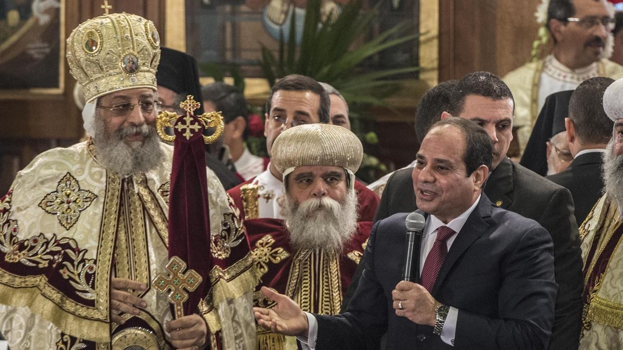 Der ägyptische Präsident Abdel Fatah al-Sisi und der orthodoxe Papst Tawodros II. während einer Weihnachtsmesse in Kairo. Der ägyptische Präsident Abdel Fatah al-Sisi und der orthodoxe Papst Tawodros II. während einer Weihnachtsmesse in Kairo.