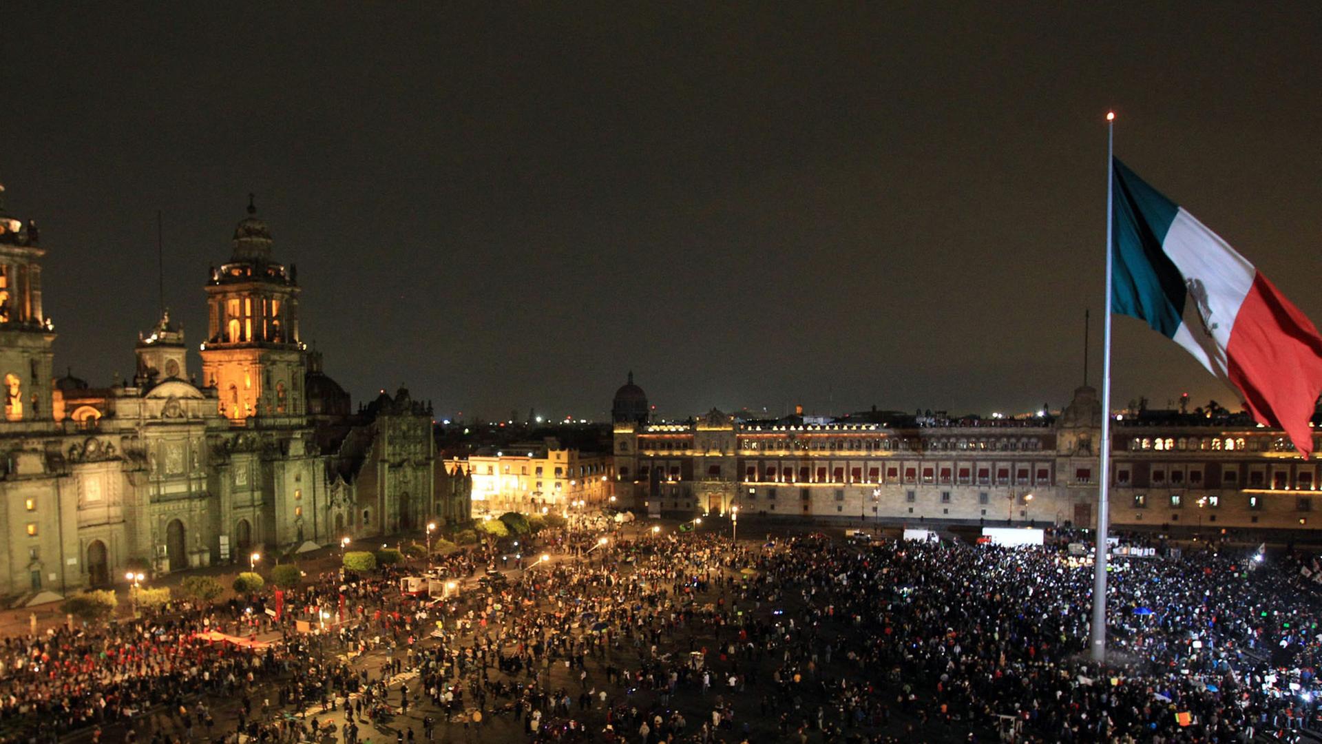 Tausende Menschen haben am 20. November 2014 in Mexiko-Stadt gegen die Entführung von 43 Stunden protestiert. Tausende Menschen haben am 20. November 2014 in Mexiko-Stadt gegen die Entführung von 43 Stunden protestiert.