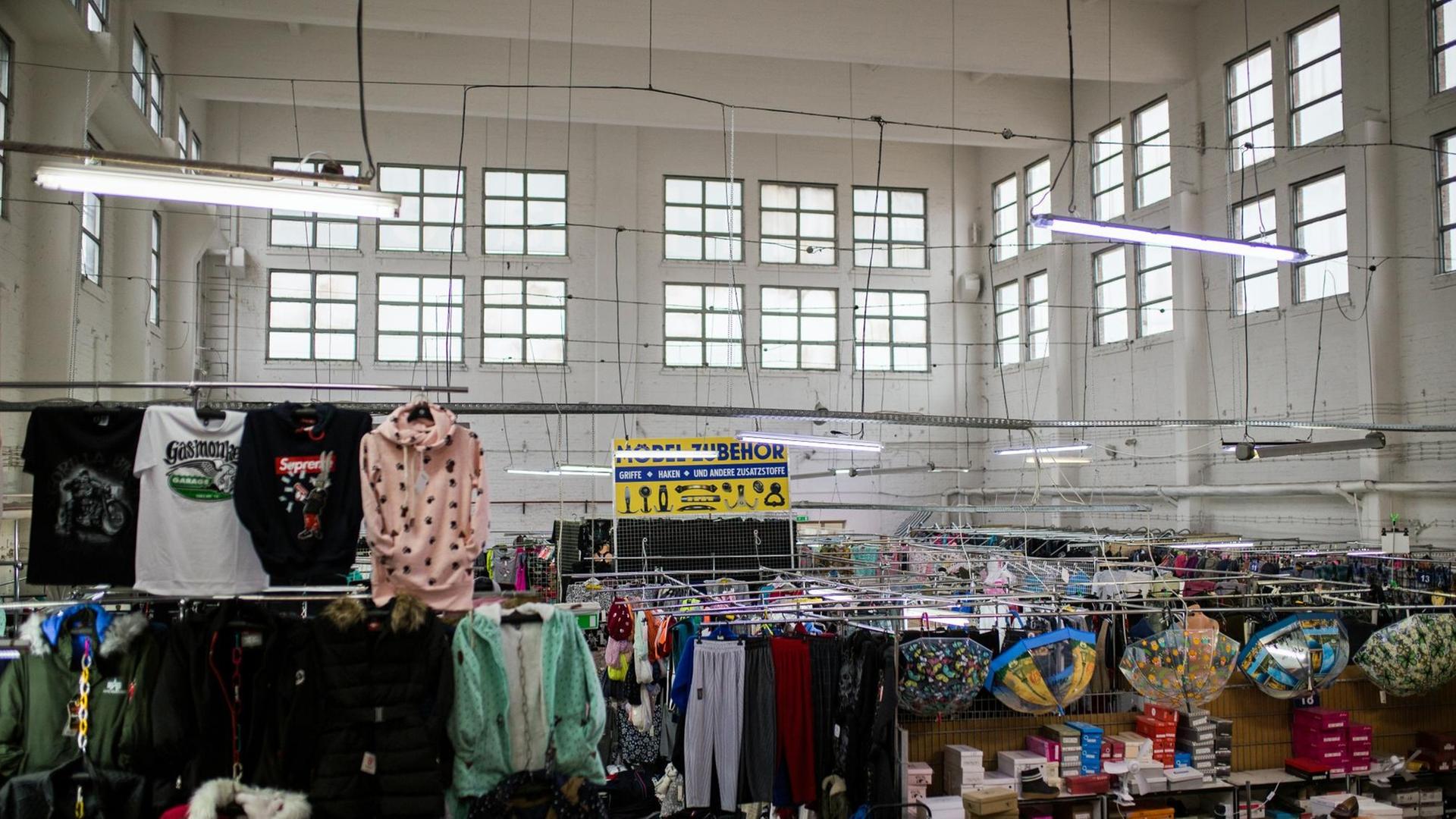 Stände in der Haupthalle des Polenmarkts Hohenwutzen: Hier werden Textilien verkauft. Stände in der Haupthalle des Polenmarkts Hohenwutzen: Hier werden Textilien verkauft.