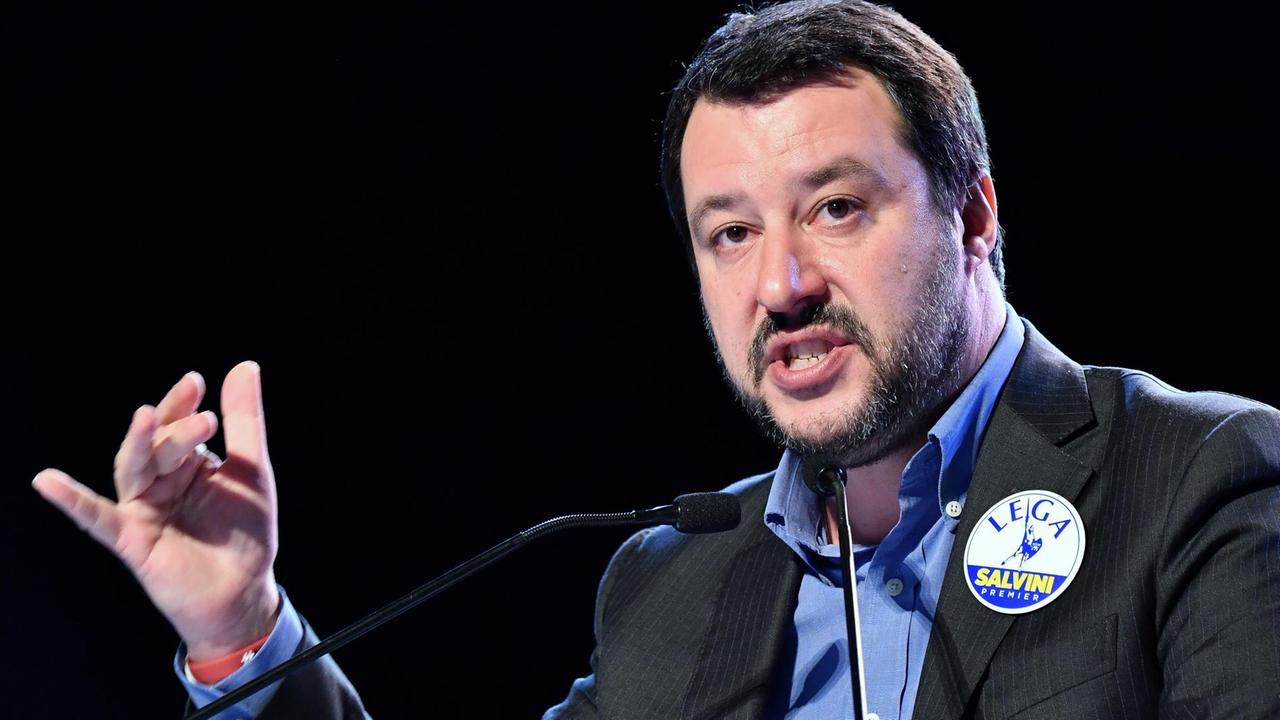 Matteo Salvini ist Chef der rechtsextremen Lega Nord in Italien und Spitzenkandidat seiner Partei bei den Parlamentswahlen am 4. März. Matteo Salvini ist Chef der rechtsextremen Lega Nord in Italien und Spitzenkandidat seiner Partei bei den Parlamentswahlen am 4. März.