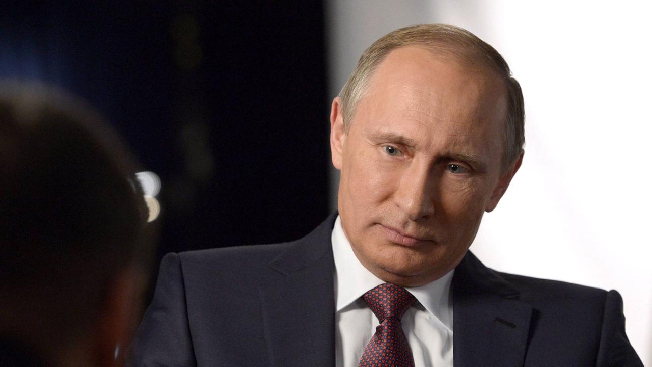 Russlands Präsident Wladimir Putin in einem Fernsehinterview Russlands Präsident Wladimir Putin in einem Fernsehinterview