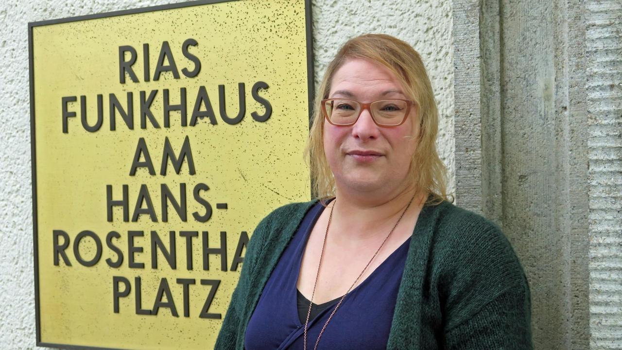 Die Autorin Susann Sitzler steht vor dem Rias-Gebäude in Berlin. Die Autorin Susann Sitzler steht vor dem Rias-Gebäude in Berlin.