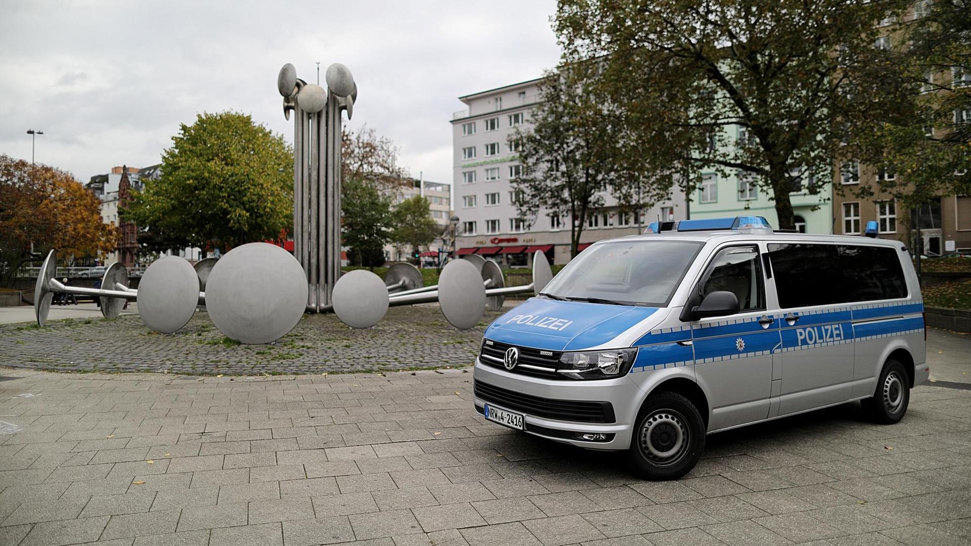 Ein Polizeifahrzeug steht am 20.10.2017 in Köln (Nordrhein-Westfalen) auf dem Ebertplatz. Die Stadt Köln und die Polizei wollen bei einer Pressekonferenz über Konzepte für mehr Sicherheit auf dem Ebertplatz informieren. Ein Polizeifahrzeug steht am 20.10.2017 in Köln (Nordrhein-Westfalen) auf dem Ebertplatz. Die Stadt Köln und die Polizei wollen bei einer Pressekonferenz über Konzepte für mehr Sicherheit auf dem Ebertplatz informieren.