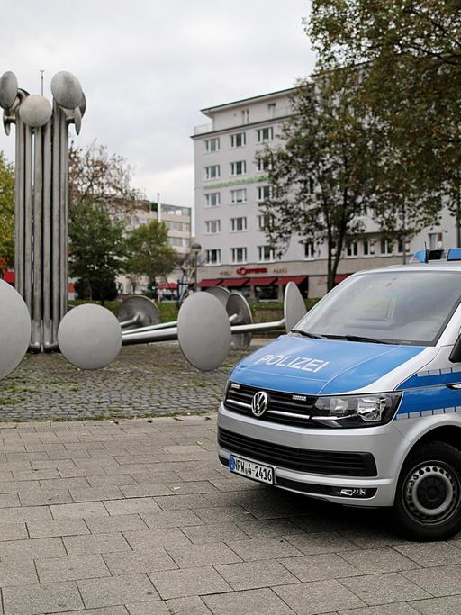 Ein Polizeifahrzeug steht am 20.10.2017 in Köln (Nordrhein-Westfalen) auf dem Ebertplatz. Die Stadt Köln und die Polizei wollen bei einer Pressekonferenz über Konzepte für mehr Sicherheit auf dem Ebertplatz informieren.