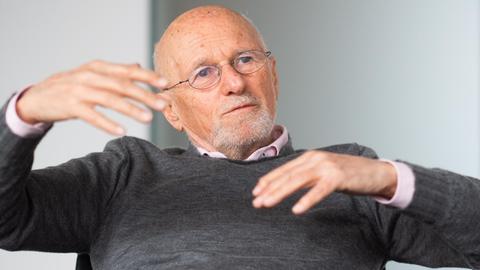 Porträt von Dirk Roßmann, Gründer und Geschäftsführer der Drogeriemarktkette Rossmann Er gestikuliert mit den Händen beim Reden, 2021.