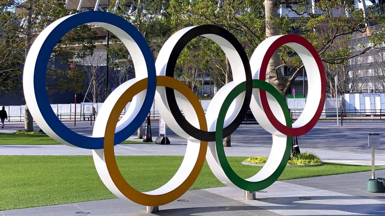 Vor dem Olympia-Stadion in Tokio stehen die 5 bunten Olympischen Ringe.