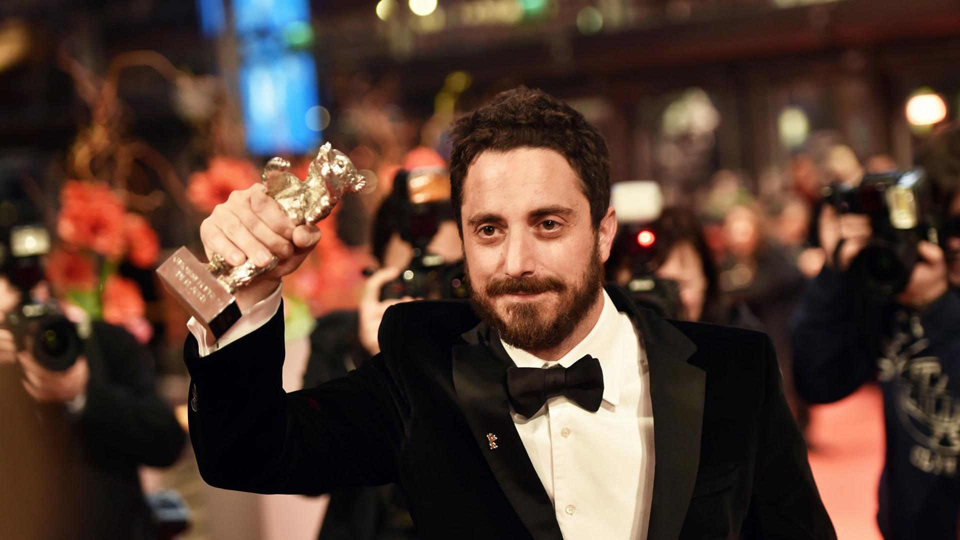 Der chilenische Filmregisseur Pablo Larrain hält am 14.02.2015 in Berlin während der 65. Internationalen Filmfestspiele den Silbernen Bären - Großer Preis der Jury - in der Hand. Er wurde für seinen Film "El Club" ausgezeichnet. Der chilenische Filmregisseur Pablo Larrain hält am 14.02.2015 in Berlin während der 65. Internationalen Filmfestspiele den Silbernen Bären - Großer Preis der Jury - in der Hand. Er wurde für seinen Film "El Club" ausgezeichnet.