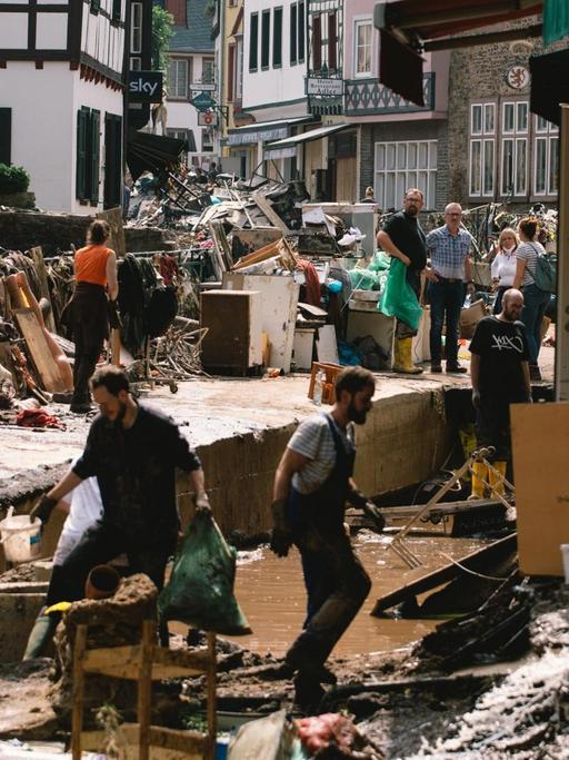Die Innenstadt von Bad Münstereifel wird nach der Flut von vielen Menschen aufgeräumt, 17.Juli 2021.
