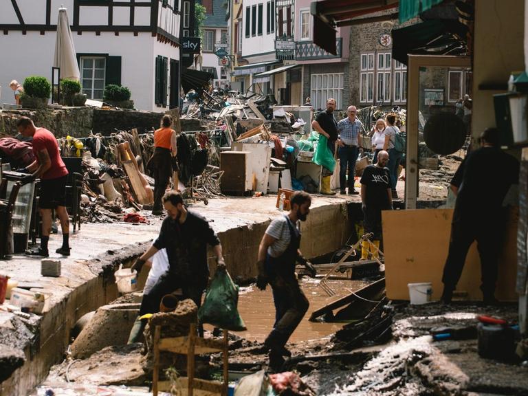 Die Innenstadt von Bad Münstereifel wird nach der Flut von vielen Menschen aufgeräumt, 17.Juli 2021.