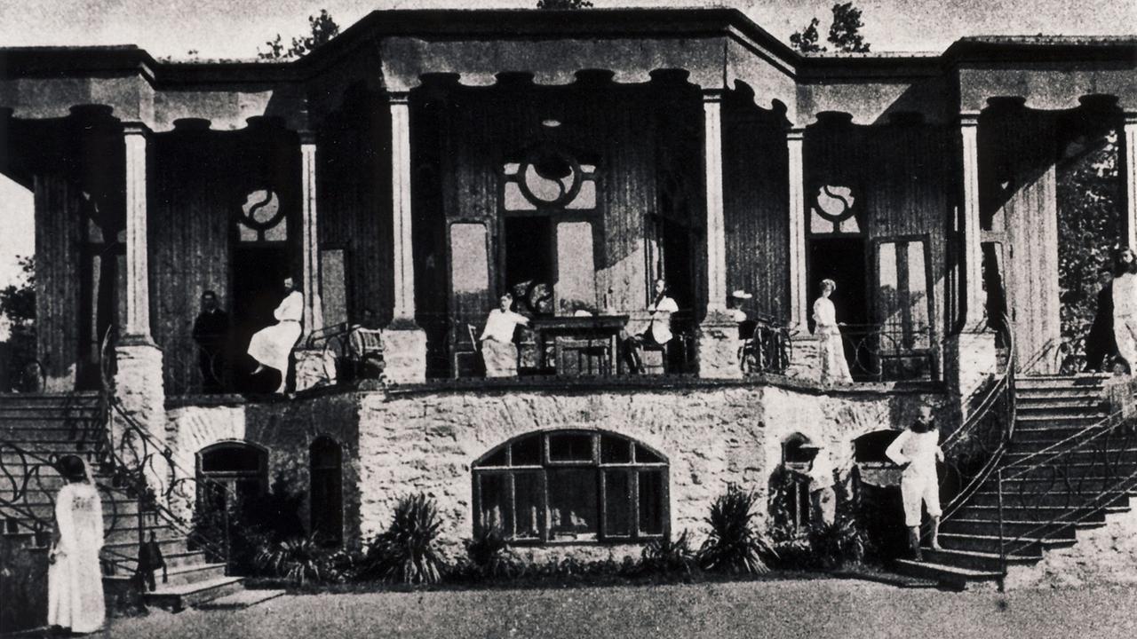 Historisches Foto vom einstigen zentralen Gebäude der Aussteiger-Kolonie auf dem Monte Verità am Lago Maggiore (undatiert). Historisches Foto vom einstigen zentralen Gebäude der Aussteiger-Kolonie auf dem Monte Verità am Lago Maggiore (undatiert).