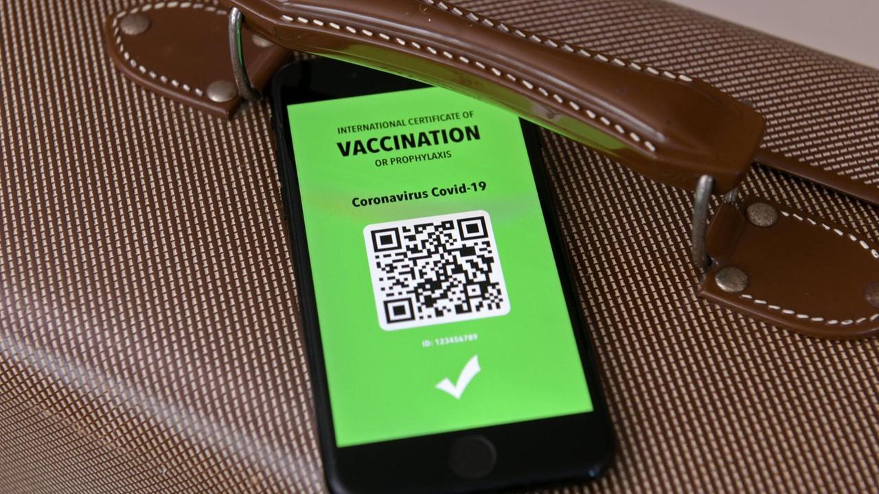 17.03.2021, Symbolbild, Impfung. Ein imaginärer Impfpass in digitaler Form auf dem Smartphone iPhone, bereitgelegt auf einem Reisekoffer. Der digitale Impfpass würde wieder uneingeschränktes Reisen ermöglichen, 17.03.2021, Elektronischer Impfpass für Urlaubsreisen 17.03.2021, Elektronischer Impfpass für Urlaubsreisen *** 17 03 2021, Symbolic image, Vaccination An imaginary vaccination certificate in digital form on the smartphone iPhone, placed at the ready on a travel case The digital vaccination certificate would once again enable unrestricted travel, 17 03 2021, Electronic vaccination certificate for holiday travel 17 03 2021, Electronic vaccination certificate for holiday travel 17.03.2021, Symbolbild, Impfung. Ein imaginärer Impfpass in digitaler Form auf dem Smartphone iPhone, bereitgelegt auf einem Reisekoffer. Der digitale Impfpass würde wieder uneingeschränktes Reisen ermöglichen, 17.03.2021, Elektronischer Impfpass für Urlaubsreisen 17.03.2021, Elektronischer Impfpass für Urlaubsreisen *** 17 03 2021, Symbolic image, Vaccination An imaginary vaccination certificate in digital form on the smartphone iPhone, placed at the ready on a travel case The digital vaccination certificate would once again enable unrestricted travel, 17 03 2021, Electronic vaccination certificate for holiday travel 17 03 2021, Electronic vaccination certificate for holiday travel