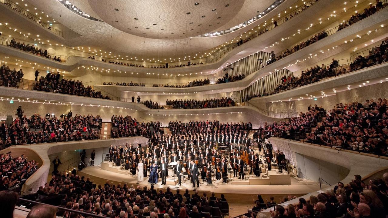 Der Dirigent Thomas Hengelbrock (M) und das NDR Elbphilharmonie Orchester verneigen sich beim Schlussapplaus nach dem Eröffnungskonzert in der Elbphilharmonie in Hamburg. Der Dirigent Thomas Hengelbrock (M) und das NDR Elbphilharmonie Orchester verneigen sich beim Schlussapplaus nach dem Eröffnungskonzert in der Elbphilharmonie in Hamburg.