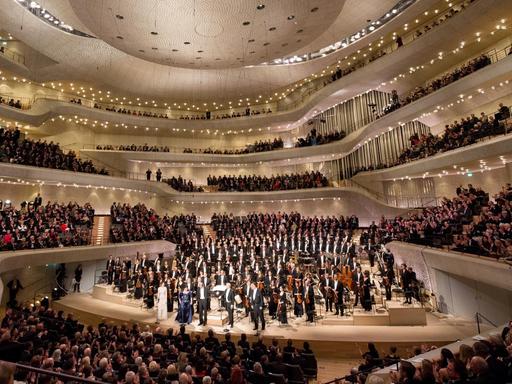 Der Dirigent Thomas Hengelbrock (M) und das NDR Elbphilharmonie Orchester verneigen sich beim Schlussapplaus nach dem Eröffnungskonzert in der Elbphilharmonie in Hamburg.