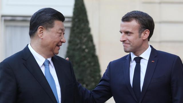 Das Foto zeigt Frankreichs Präsidenten Emmanuel Macron und den chinesischen Präsidenten Xi Jinping.