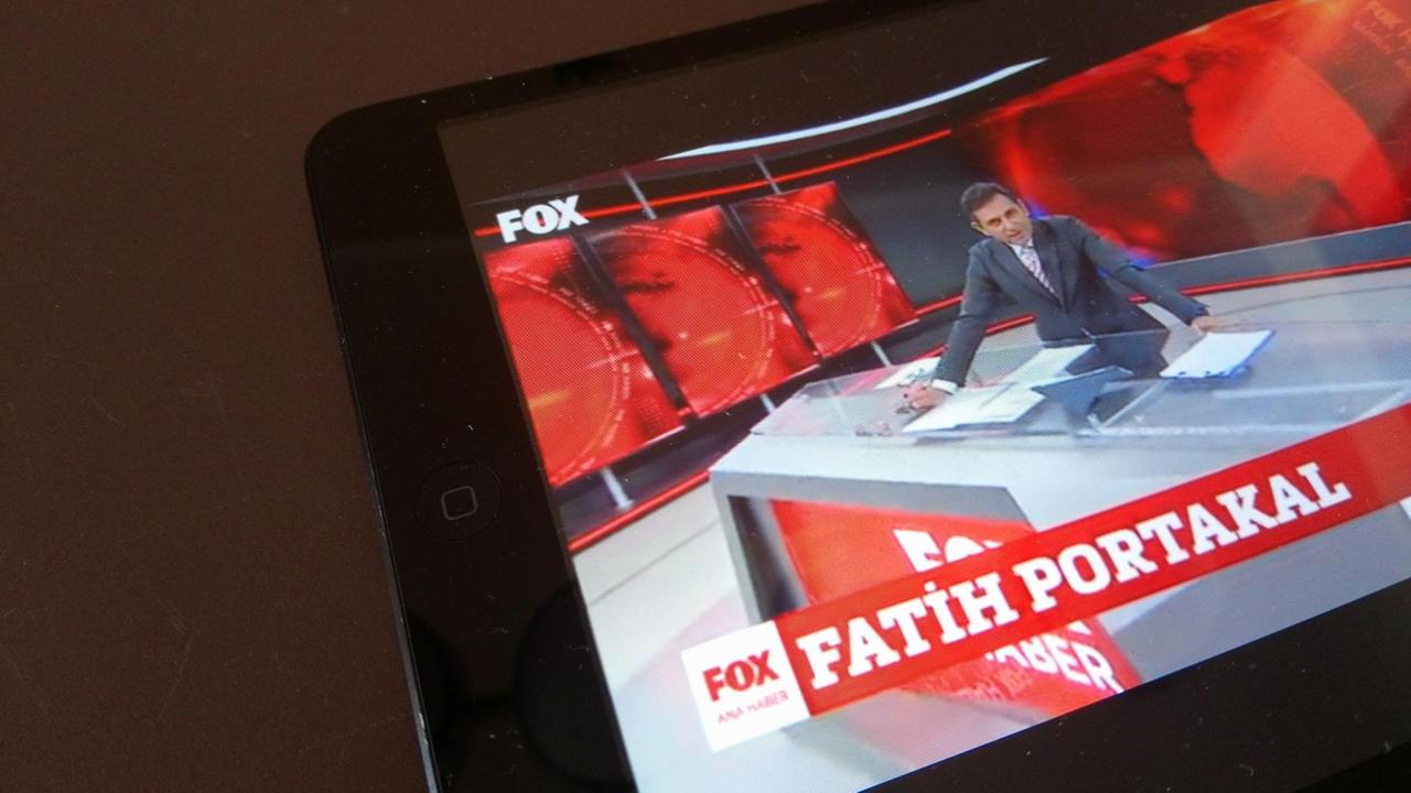 Ein Tablet zeigt Fatih Portakal im Fox-News-Studio Ein Tablet zeigt Fatih Portakal im Fox-News-Studio