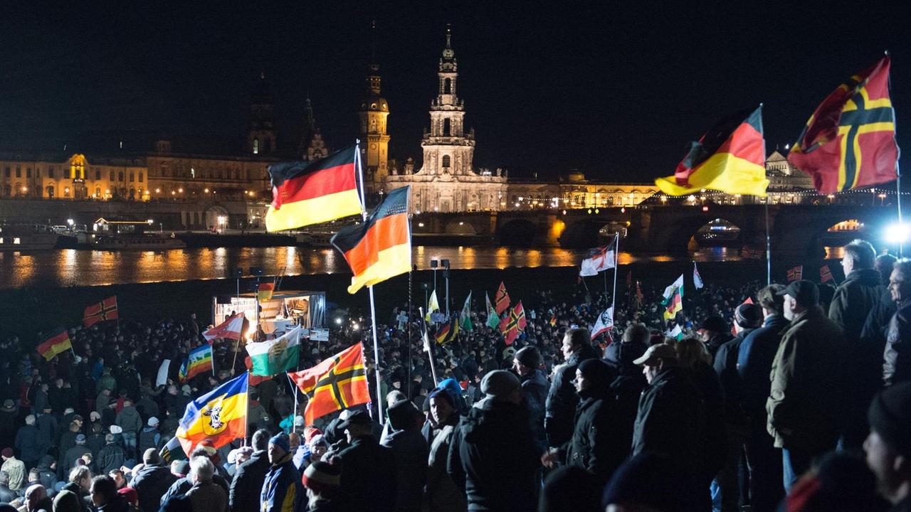 Pegida-Anhänger am 21.12. auf einer Kundgebung am Elbufer in Dresden Pegida-Anhänger am 21.12. auf einer Kundgebung am Elbufer in Dresden