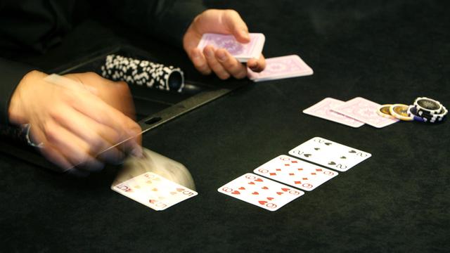 Ein sogenannter Dealer legt im "Aceclub" in Hamburg Karten für eine Runde Poker aus.