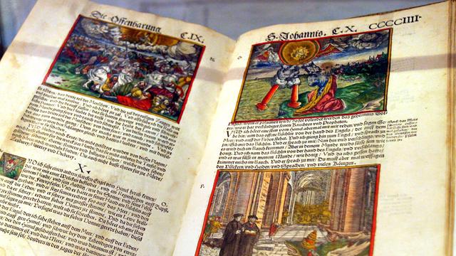 Luther-Bibel "Biblia Teutsch" von 1545 im Kloster zum Heiligen Kreuz in Rostock