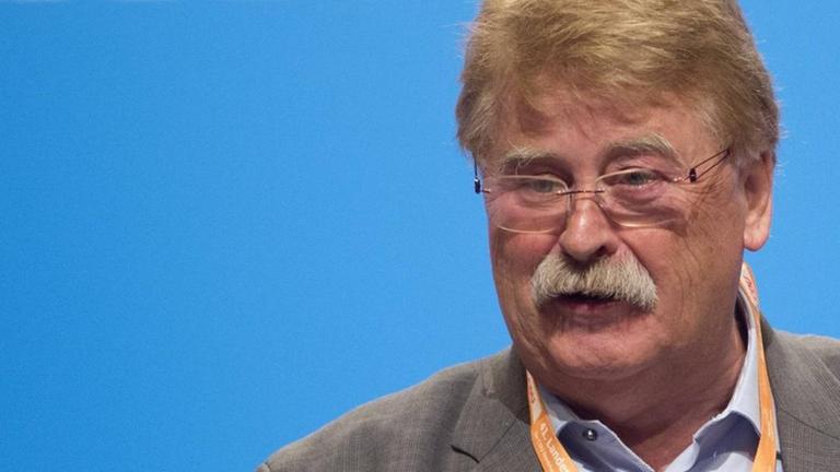 Der CDU-Europaabgeordnete Elmar Brok redet am 9.06.2018 auf einem Landesparteitag der CDU in Bielefeld auf dem Podium zu den Delegierten. Der CDU-Europaabgeordnete Elmar Brok redet am 9.06.2018 auf einem Landesparteitag der CDU in Bielefeld auf dem Podium zu den Delegierten.