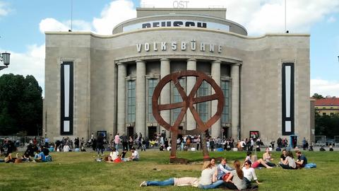 Vor der Volksbühne in Berlin sitzen und stehen am 21.05.2017 zahlreiche Besucher. An dem Theater wird Abschied von der Intendanz von Frank Castorf gefeiert.