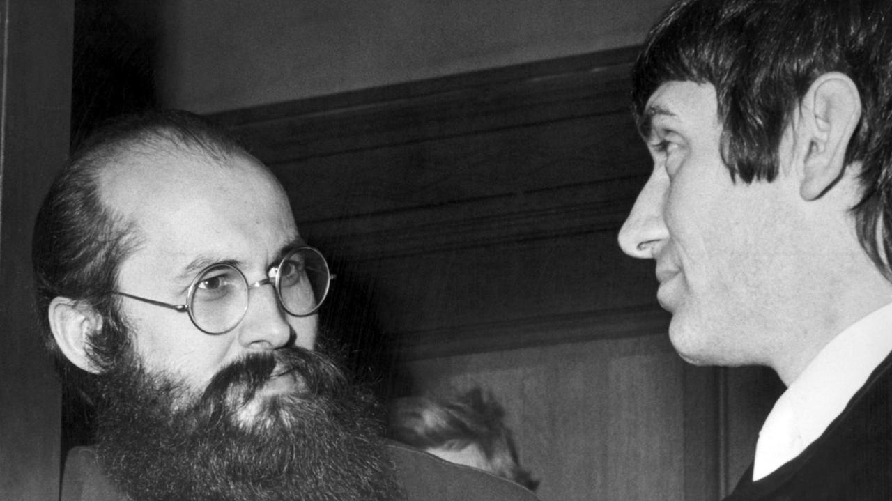 Der Angeklagte Horst Mahler und sein Verteidiger Otto Schily am 7. Verhandlungstag im Gerichtssaal in Berlin-Moabit am 23.10.1972. Der Angeklagte Horst Mahler und sein Verteidiger Otto Schily am 7. Verhandlungstag im Gerichtssaal in Berlin-Moabit am 23.10.1972.