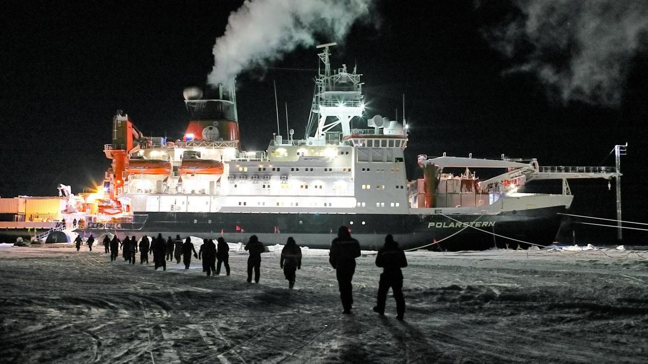 Teilnehmer der MOSAIC-Expeditionsetappen leg2 und leg3 gehen vom Versorgungseisbrecher Kapitan Dranitsyn aus über das Eis zur Polarstern Teilnehmer der MOSAIC-Expeditionsetappen leg2 und leg3 gehen vom Versorgungseisbrecher Kapitan Dranitsyn aus über das Eis zur Polarstern