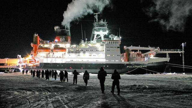 Teilnehmer der MOSAIC-Expeditionsetappen leg2 und leg3 gehen vom Versorgungseisbrecher Kapitan Dranitsyn aus über das Eis zur Polarstern