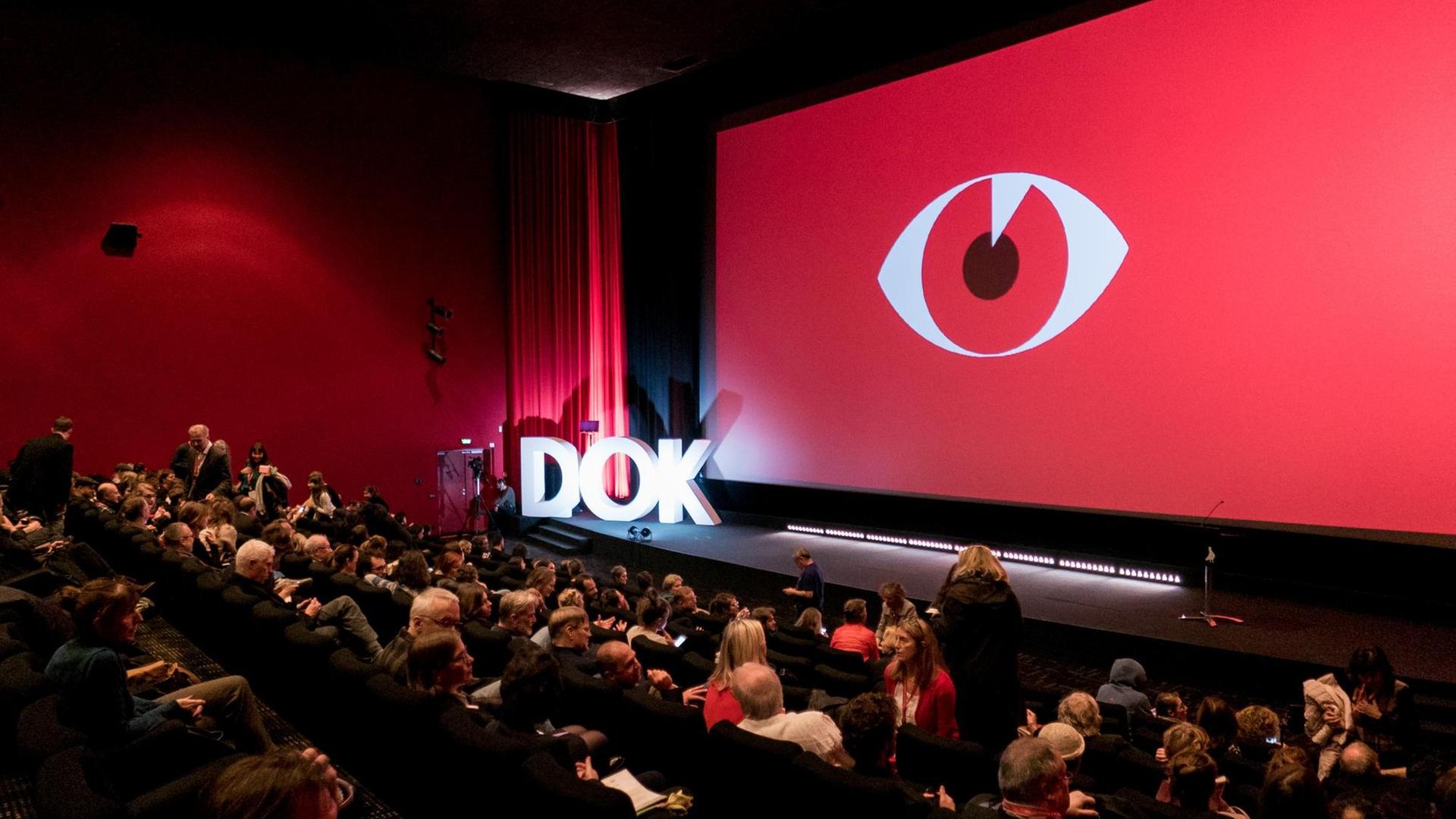 Im Kinosaal bei der Eröffnung des 62. Internationales Leipziger Festival für Dokumentar- und Animationsfilm, 2019 Im Kinosaal bei der Eröffnung des 62. Internationales Leipziger Festival für Dokumentar- und Animationsfilm, 2019