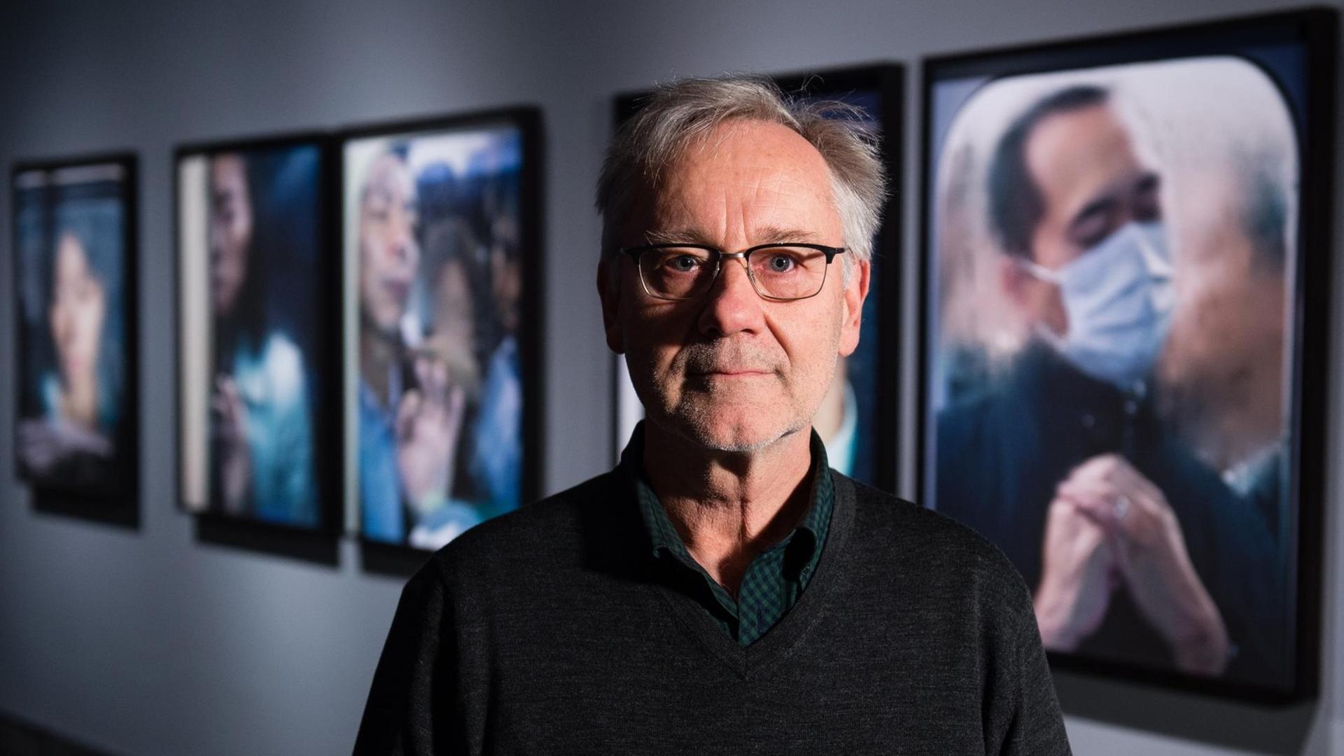 Ein Portät zeigt Michael Wolf anläßlich des Prix Pictet, dem globalen Photography Award für Nachhaltigkeit in London 2017 vor seiner vielfach ausgezeichneten Arbeit "Tokyo Compression". Ein Portät zeigt Michael Wolf anläßlich des Prix Pictet, dem globalen Photography Award für Nachhaltigkeit in London 2017 vor seiner vielfach ausgezeichneten Arbeit "Tokyo Compression".
