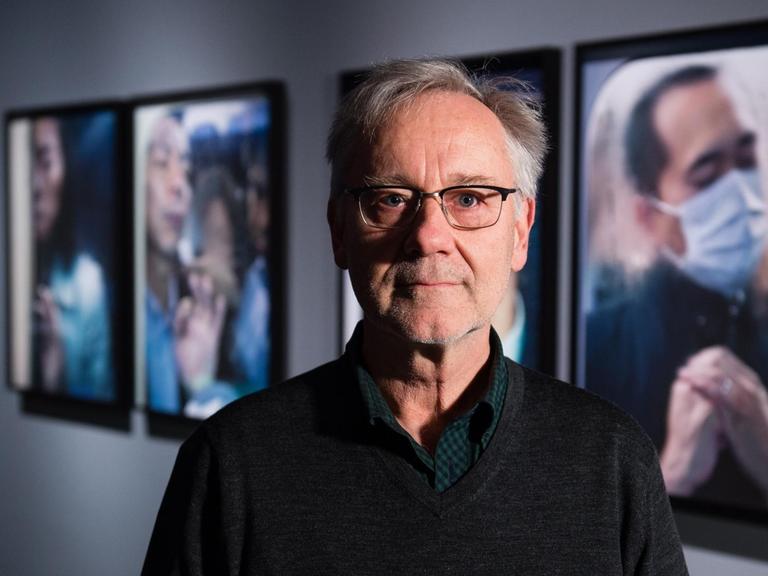 Ein Portät zeigt Michael Wolf anläßlich des Prix Pictet, dem globalen Photography Award für Nachhaltigkeit in London 2017 vor seiner vielfach ausgezeichneten Arbeit "Tokyo Compression".