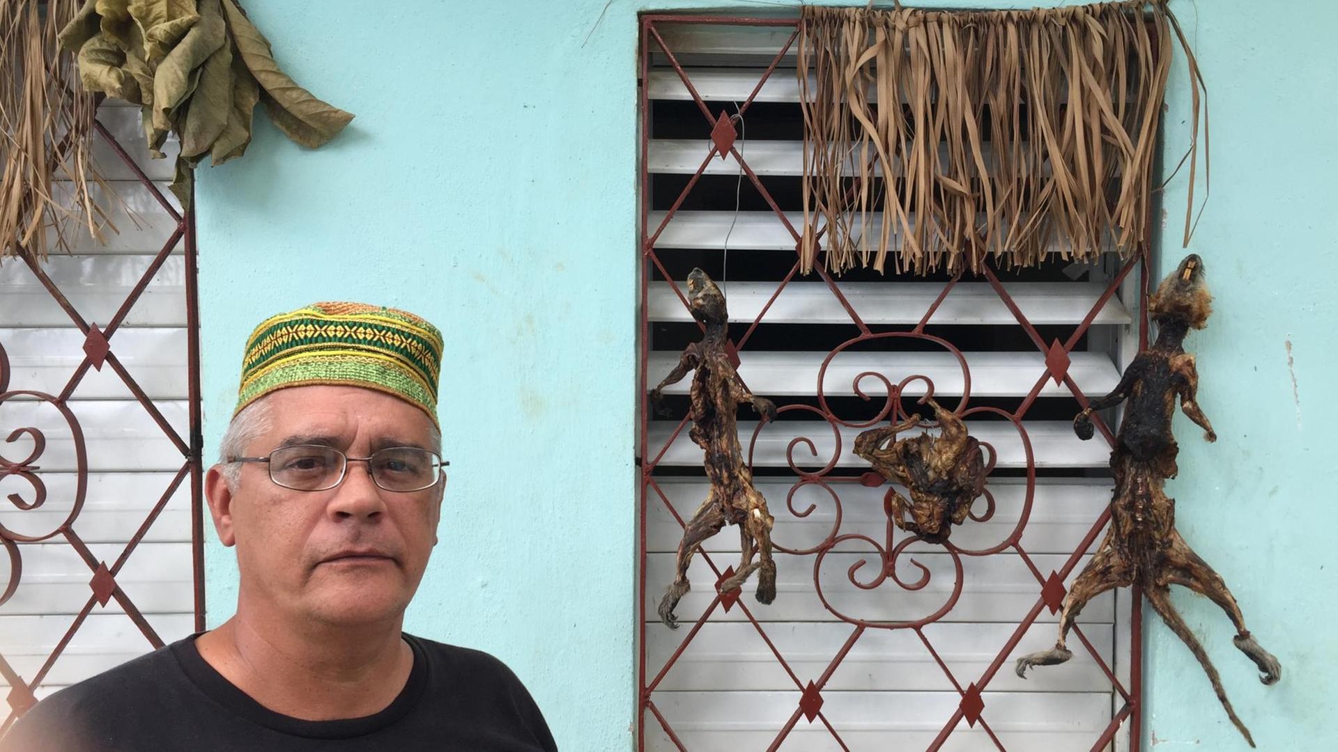 Orlando Martinez vor dem Kulturzentrum Karibik in Santiago Orlando Martinez vor dem Kulturzentrum Karibik in Santiago