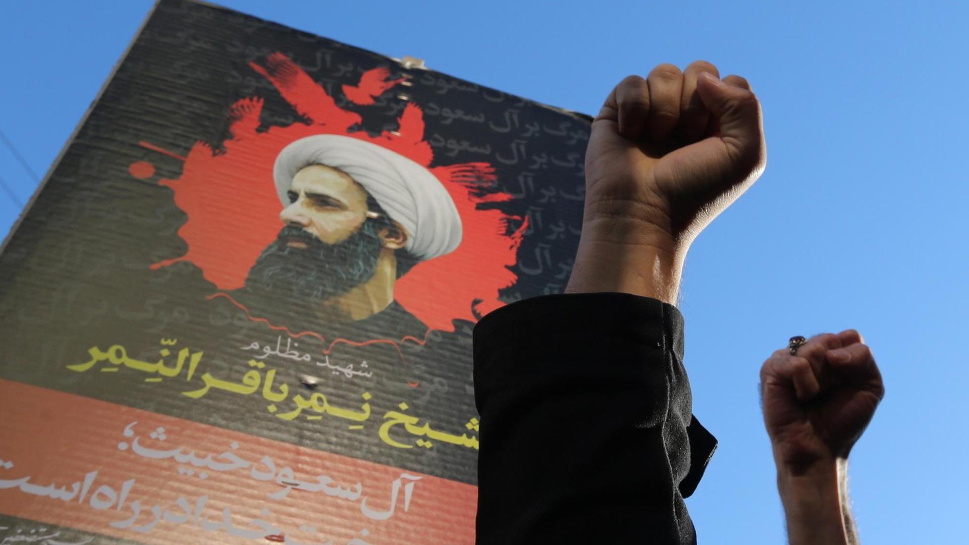 Demonstranten vor der saudischen Botschaft in der iranischen Hauptstadt Teheran am 3. Januar 2016. Sie protestieren gegen die Massenhinrichtung in Saudi-Arabien, bei denen unter anderem der schiitische Geistlichen Nimr al-Nimr getötet worden war. Demonstranten vor der saudischen Botschaft in der iranischen Hauptstadt Teheran am 3. Januar 2016. Sie protestieren gegen die Massenhinrichtung in Saudi-Arabien, bei denen unter anderem der schiitische Geistlichen Nimr al-Nimr getötet worden war.