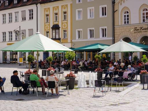 Oberer Stadtplatz mit Gastronomie, Deggendorf, Niederbayern, Bayern, Deutschland, Europa