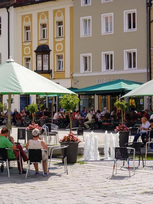 Oberer Stadtplatz mit Gastronomie, Deggendorf, Niederbayern, Bayern, Deutschland, Europa