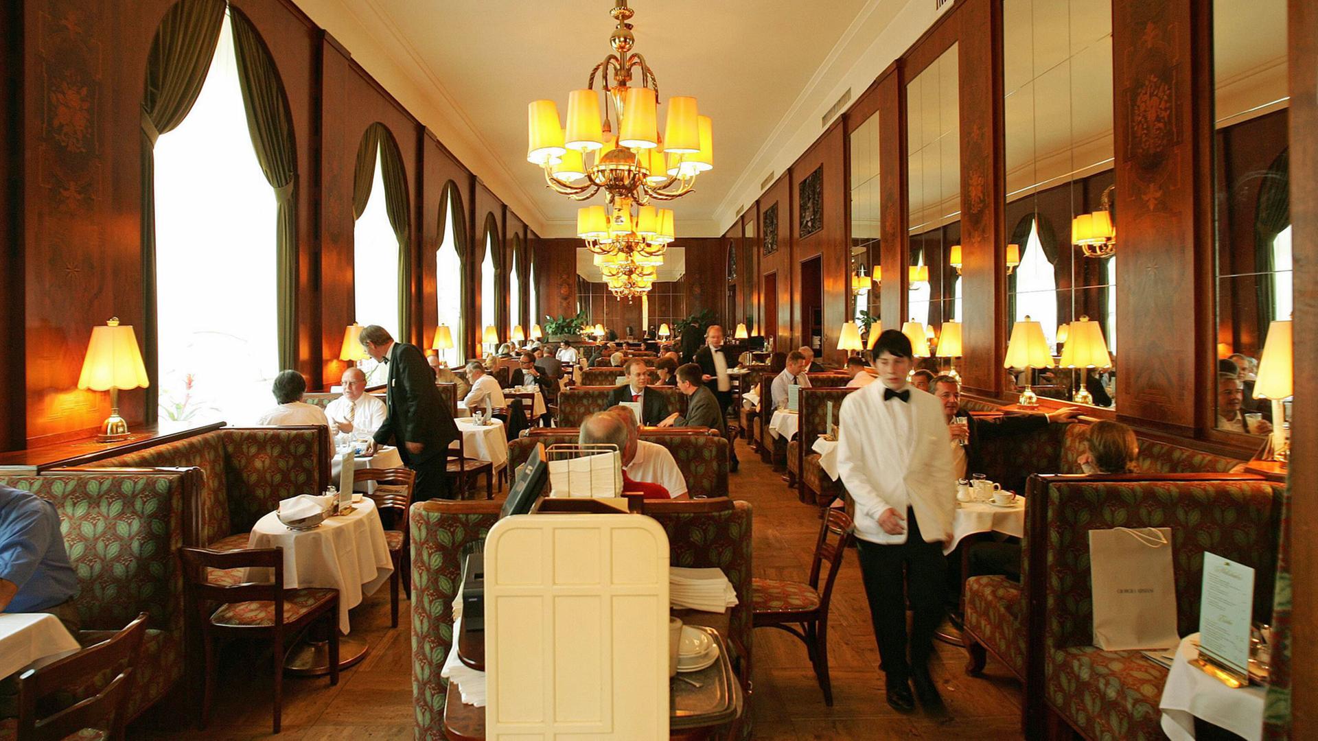 Blich in den Gastraum des Café Landtmann, eines der traditionellen Kaffeehäuser in der österreichischen Hauptstadt Wien